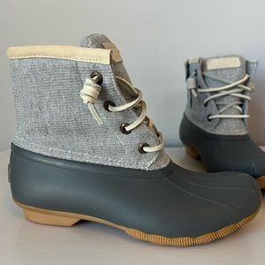 Womens Sperry duck boots,  w slight shimmer, great condition.